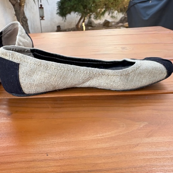 Toms Burlap and Canvas Ballet Flats, Black and Tan Size 8.5 - Picture 5 of 9